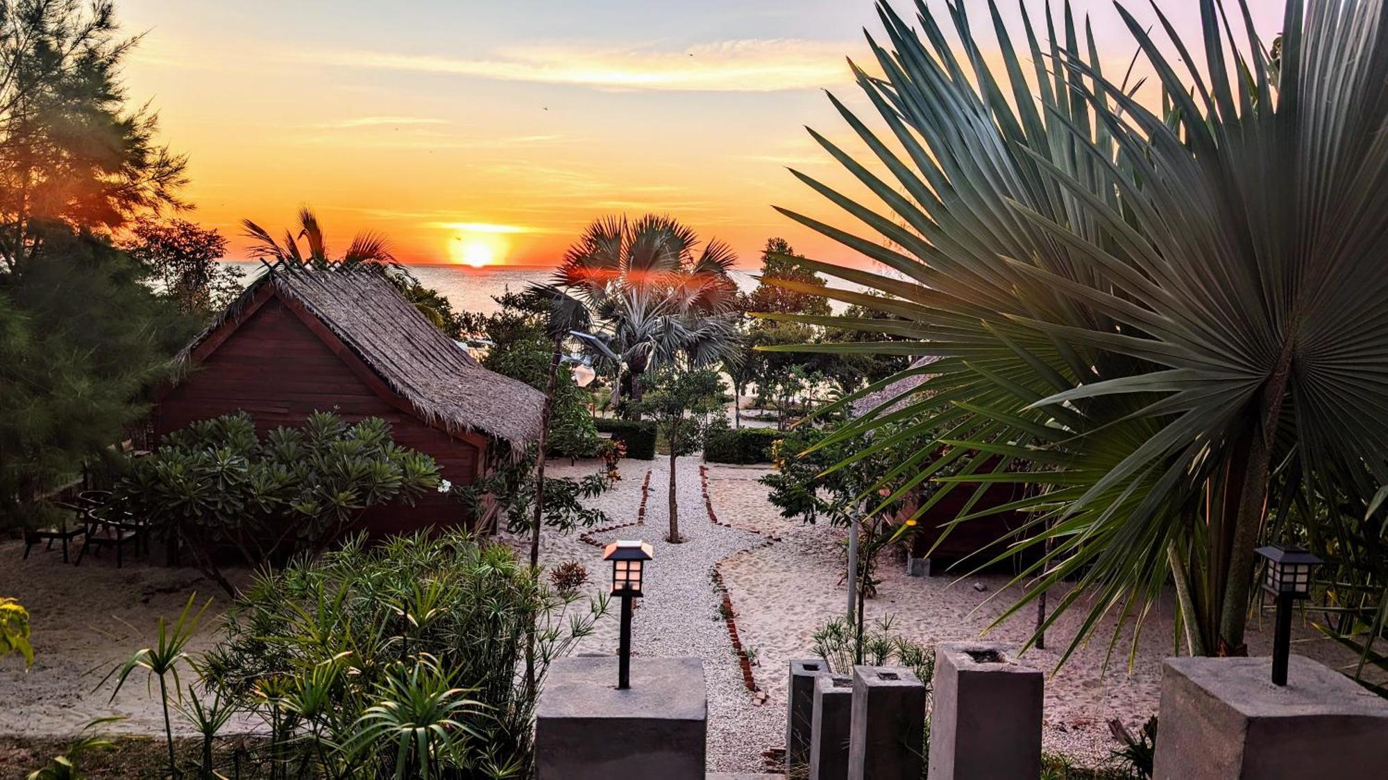 Ampazony Oasis Lodge Mahajanga Exterior foto